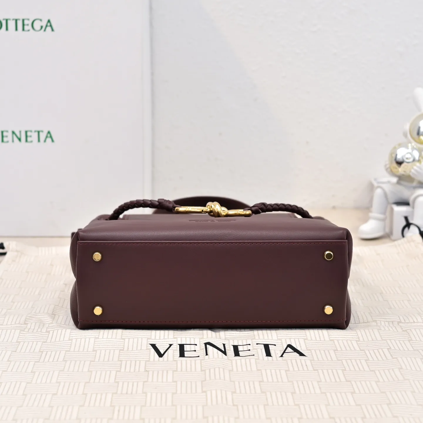 Batch 2060 #Bv New Small Ciao Ciao Handbag Who carried the cute little Ciao Ciao out on the street❣️Made of Dutch Silky Calf calfskin ~ silky to the touch. The leather is thick, and the suede lining is soft and comfortable. The relaxed feeling of stacked smooth leather, the representative woven element shoulder strap, and the perfect embellishment of golden buckles💥The unique bag shape is casual and exquisite, and super practical☄️Carry Ciao Ciao to accompany you in various occasions, and be the most stylish you🎀 Size: 26x19x10.5 Style No. 5835#